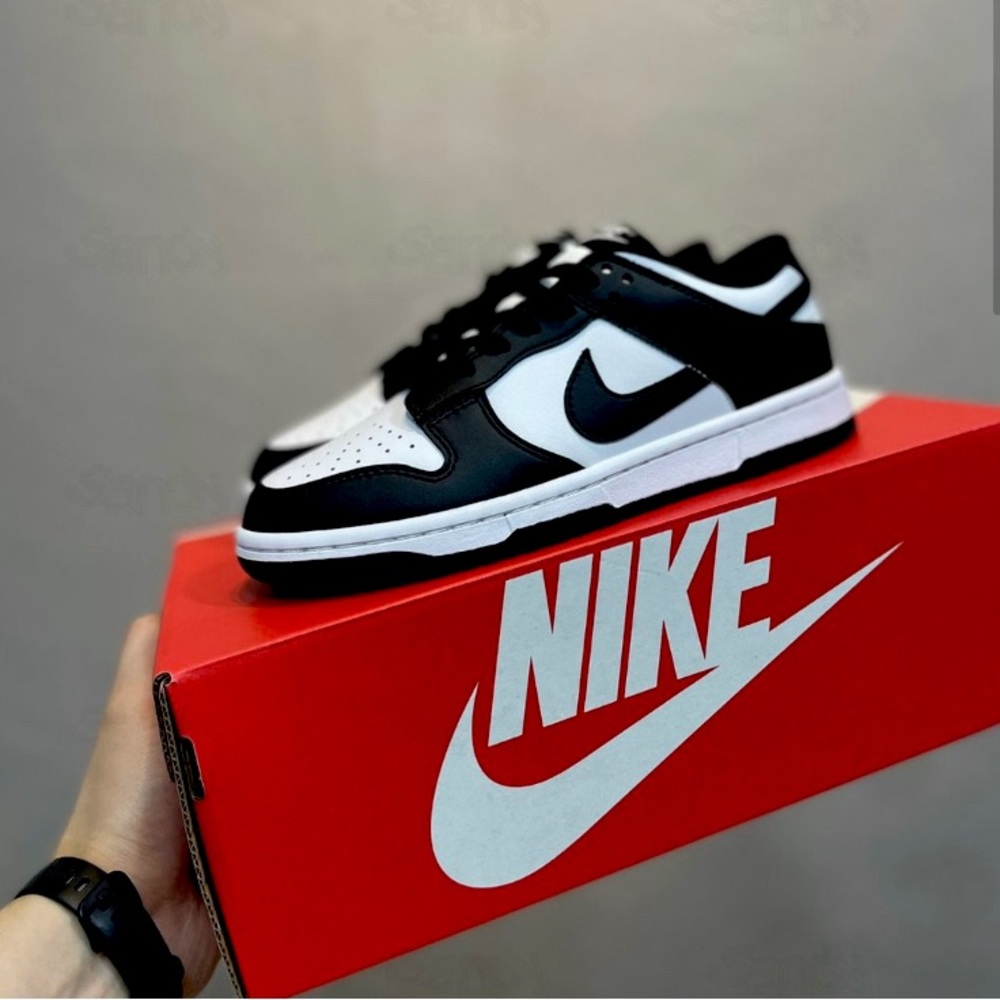 Size 10.5nike panda dunks